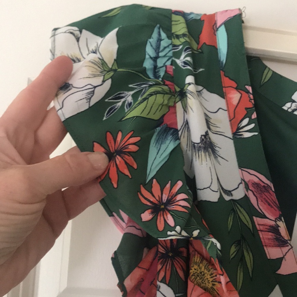 Floral green flutter sleeve midi dress! - Picture 4 of 11